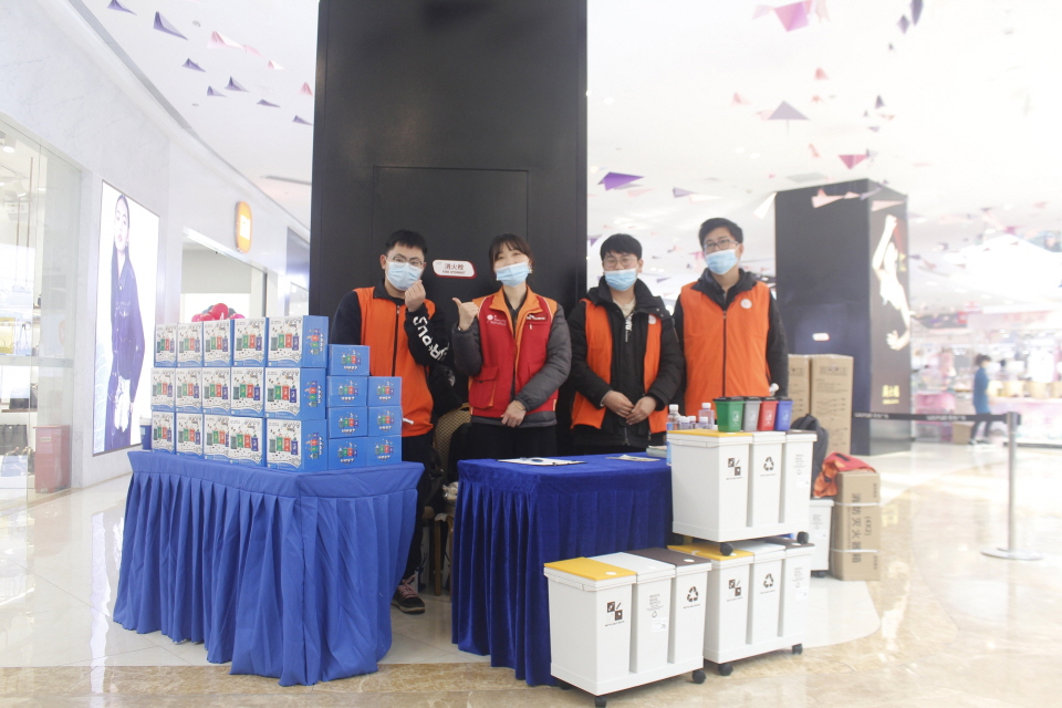 SK아이이테크놀로지 중국 창저우 법인(SKBMC)과 BEST 구성원들이 8일 중국 창저우시 진탄구 내 최대 쇼핑몰 우위에광장에서 분리수거 캠페인을 진행하는 모습. [사진=SK아이이테크놀로지]