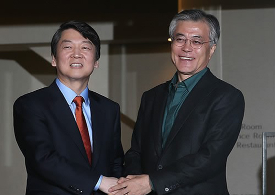 지난 2012년 11월18일 민주통합당 문재인, 무소속 안철수 대선후보가 서울 중구 정동 달개비에서 단일화 협상을 위한 2차 단독회동을 마친 후 취재진을 향해 손을 잡고 있는 모습. (사진=연합뉴스)