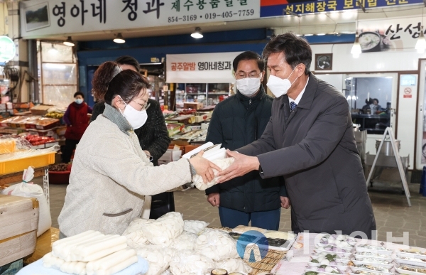 (오른쪽)김대지 국세청장이 24일 충남 공주시 공주산성시장을 방문해 떡 등을 구매하며 전통시장 활성화에 동참하고 있다. (사진=국세청)