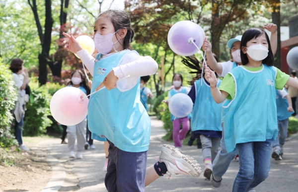 어린이날 100주년을 하루 앞둔 4일 오후 송파구 서울놀이마당에서 열린 놀이한마당에서 풍선을 든 어린이들이 즐겁게 뛰어놀고 있다.(사진=연합뉴스)