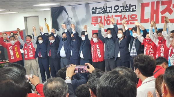 제8회 전국동시지방선거 국민의힘 대전시당(대전시 서구 둔산동) 선거대책회의에서 17일 오후 기념촬영을 하고 있다. (사진=정태경 기자)