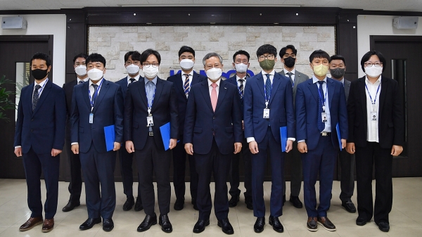 (앞줄 왼쪽부터 네번째)반장식 사장과 임용된 ICT 경력직 12명이 17일 대전 본사에서 열린 임용식에서 기념 촬영을 하고 있다. (사진=한국조폐공사)