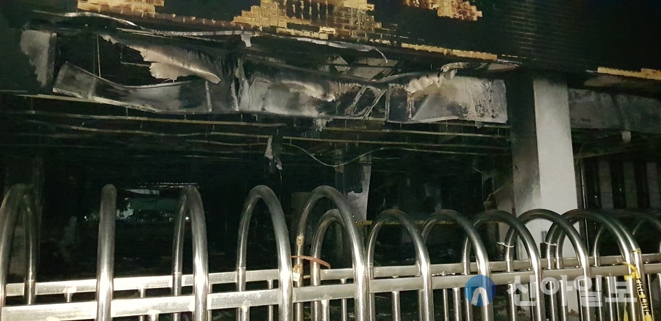 21일 오후 8시54분 여의도고 식당 건물 화재 현장. 건물 저층부가 심하게 훼손된 모습. (사진=천동환 기자)