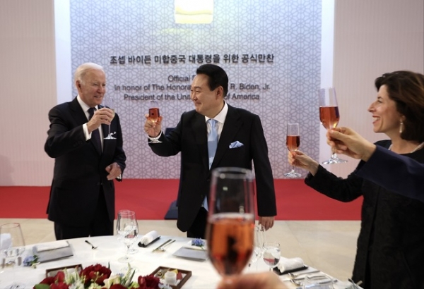 윤석열 대통령과 조 바이든 미국 대통령이 21일 오후 서울 용산 국립중앙박물관에서 열린 환영 만찬에서 건배하고 있다.(사진=대통령실)