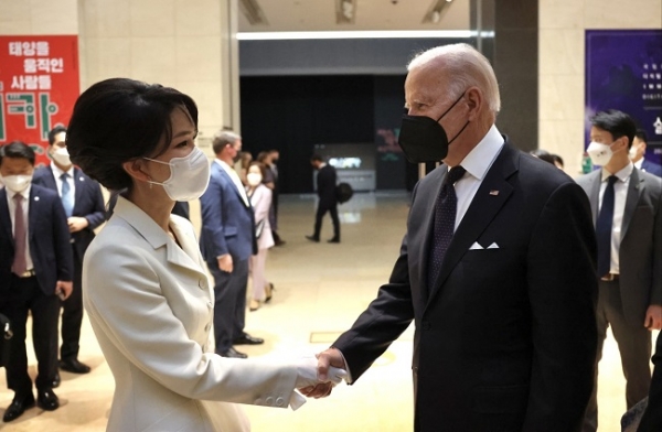 조 바이든 미국 대통령이 21일 오후 서울 용산 국립중앙박물관에서 열린 환영 만찬에 앞서 김건희 여사와 악수하고 있다. (사진=대통령실)