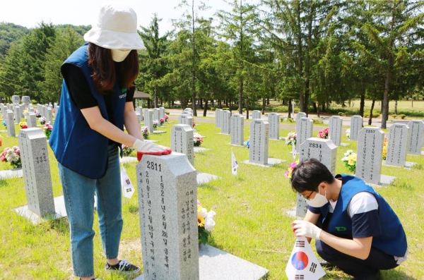 대전교통공사는 25일 대전현충원을 찾아‘1사 1묘역 가꾸기’봉사활동을 하고 있다. (사진=대전교통공사)