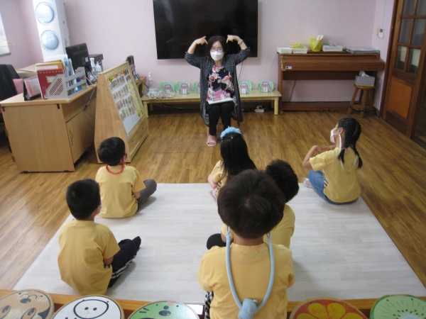 경기도 동두천시 평생교육원 시립도서관은 지난 23일부터 오는 12월까지 동두천 노인지회와 연계해 ‘노년에 찾은 작은 행복’ 프로그램을 운영한다. (사진=동두천시 평생교육원 시립도서관)
