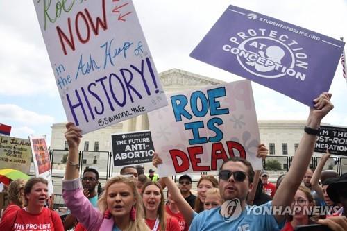 미국 연방 대법원이 24일(현지시간) 임신 6개월 이전까지 여성의 낙태를 합법화한 이른바 '로 대(對) 웨이드' 판결을 공식 폐기했다. (사진=연합뉴스)
