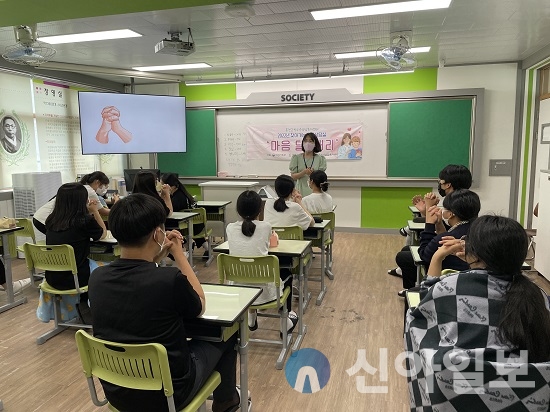 홍천군청소년상담복지센터는 서석고등학교(전교생 52명)·동화중학교(2~3학년, 31명)·서석중학교(1~2학년, 31명)에 재학 중인 청소년 총 114명을 대상으로 찾아가는 이동상담실을 운영했다.