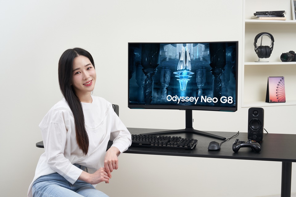 삼성전자 모델이 서울 시내 한 스튜디오에서 커브드 게이밍 모니터 신제품 '오디세이 네오 G8'을 선보이고 있다.[사진=삼성전자]