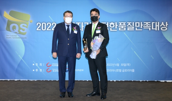 (오른쪽)오준오 보람그룹 대표이사가 지난달 30일 서울 중구 코리아나호텔에서 열린 '2022 소비자가 선정한 품질만족대상' 시상식에서 기념 촬영을 하고 있다. (사진=보람그룹)
