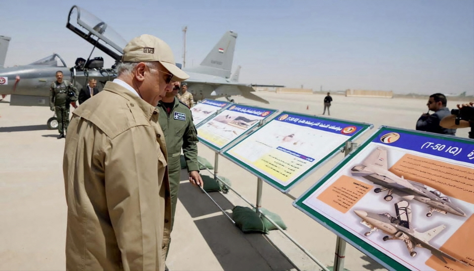 무스타파 알 카디미(Mustafa Al-Kadhimi) 이라크 내각 총리가 지난달 30일(현지 시간) 이라크에서 열린 ‘T-50IQ’ 후속운영지원 관련 행사에 참석해 T-50IQ에 대한 설명을 듣는 모습. [사진=한국항공우주산업]