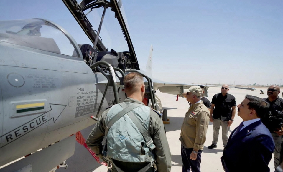 무스타파 알 카디미(Mustafa Al-Kadhimi) 이라크 내각 총리가 지난달 30일(현지 시간) 이라크에서 열린 ‘T-50IQ’ 후속운영지원 관련 행사에 참석해 T-50IQ 비행 이륙 전 기체를 살펴보는 모습. [사진=한국항공우주산업]