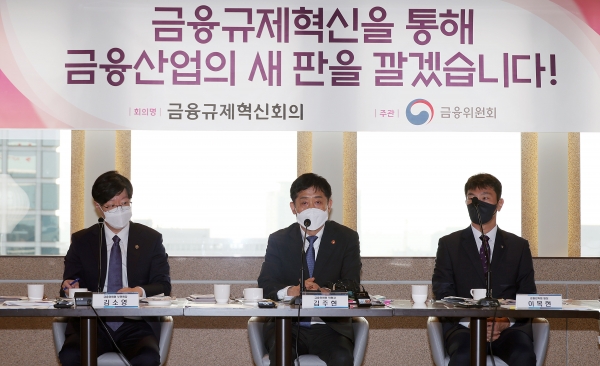 김주현(왼쪽 두번째) 금융위원장이 19일 오전 서울 중구 은행회관에서 열린 