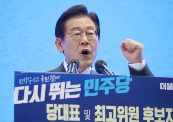 더불어민주당의 8·28 전당대회 지역 순회 경선 첫날인 6일 대구 엑스코에서 열린 대구·경북 지역 합동연설회에서 이재명 당 대표 후보가 정견을 발표하고 있다. (사진=연합뉴스)