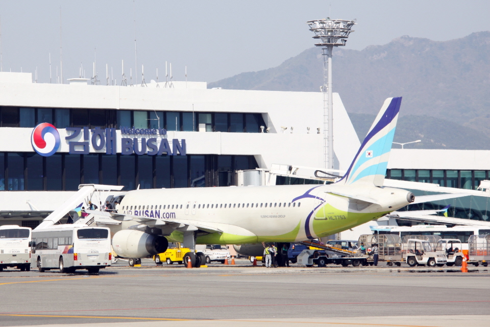에어부산 항공기가 김포공항에서 출발해 김해공항으로 도착해 승객들이 하기하는 모습. [사진=에어부산]