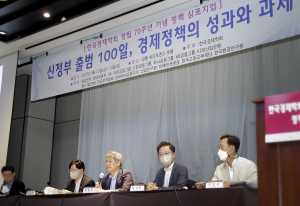 윤종원(왼쪽 세번째) 기업은행장이 지난 12일 강릉 세인트존스 호텔에서 열린 ‘한국경제학회 창립 70주년 기념 정책 심포지엄‘에서 토론에 참여하고 있다. (사진=IBK기업은행)