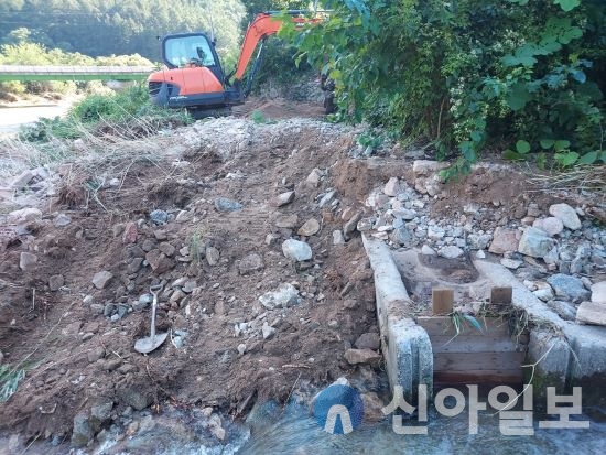 김종춘 명성건설 대표는 홍천군 화촌면 군업리 ‘폭우로 인한 수해 피해 현장을 방문하여 중장비 동원으로 자원봉사에 나섰다