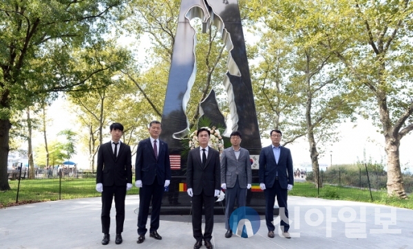 김태흠 지사가 20일(현지시간) 한국전 참전기념비에 헌화하고 있다 (사진=충남도)