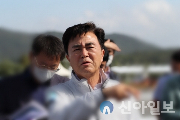 김태흠 지사가 23일 군문화엑스포 행사장 점검을 하고 있다.(사진=김기룡 기자)