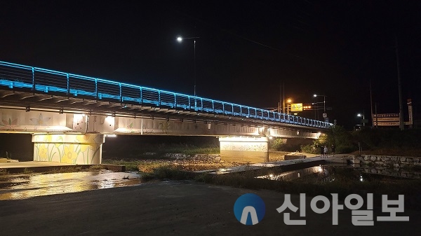 경관조명 설치사업으로 사계절 주민쉼터로 탈바꿈한 운산교 모습.(사진=서산시)