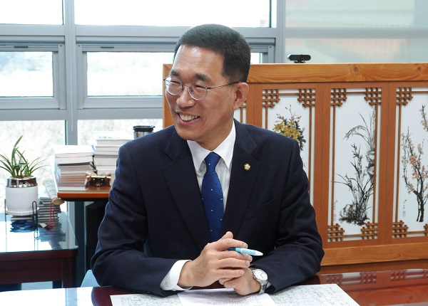 국회 기획재정위원회 소속 김주영 의원(더불어민주당, 김포시갑)이 29일 조달청으로부터 제출받은 조달청 자체감사 및 서울지방조달청 적격심사 계약현황 자료에 따르면 2020년 9월 ~ 2021년 8월 서울지방조달청의 내자구매 적격심사(계약이행능력심사) 결과, 78%가 권한이 없는 자의 결재로 낙찰자를 선정한 것으로 나타났다. (사진=김주영 의원)