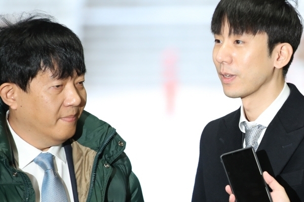 이재웅 쏘카 전 대표(왼쪽)와 타다 운영사 VCNC의 박재욱 대표. [사진=연합뉴스]
