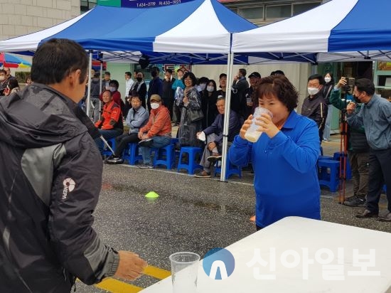 홍천군10개읍.면대항 서바이벌 릴레이대회와 인삼막걸리 빨리마시기 대회에서1위서면.2위남면.3위영귀미면이 각 수상했다.