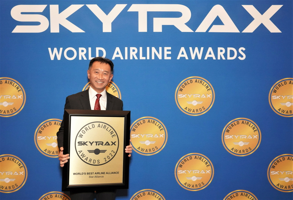 제프리 고(Jeffrey Goh) 스타얼라이언스 대표가 2022년 스카이트랙스 월드 에어라인 어워즈(Skytrax World Airline Awards) 시상식에서 최우수 항공사 동맹체 상 수상 후 기념 촬영하는 모습. [사진=아시아나항공]