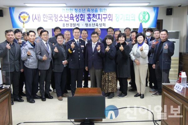 홍천경찰서는 11. 28.(월) 오전, 홍천경찰서 소회의실에서 박종근 홍천지구회장을 비롯한 회원 13명이 참석한 가운데 정기회의를 개최했다.