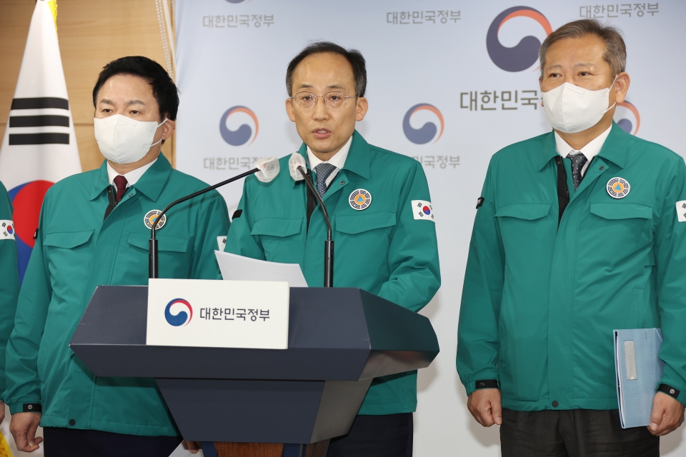 추경호 부총리(가운데)가 29일 서울시 종로구 정부서울청사에서 화물연대 집단 운송 거부 관련 정부 대응 방안을 설명했다. (사진=연합뉴스)