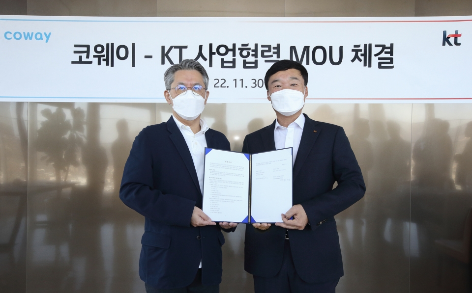 (왼쪽부터) 서장원 코웨이 대표와 윤경림 KT 그룹트랜스포메이션부문장 사장.[사진=KT]