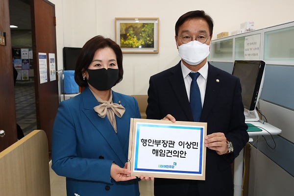 더불어민주당 위성곤 의원(오른쪽)과 이수진 의원이 30일 국회 의안과에 이상민 행정안전부 장관 해임건의안을 제출하고 있다. (사진=연합뉴스)