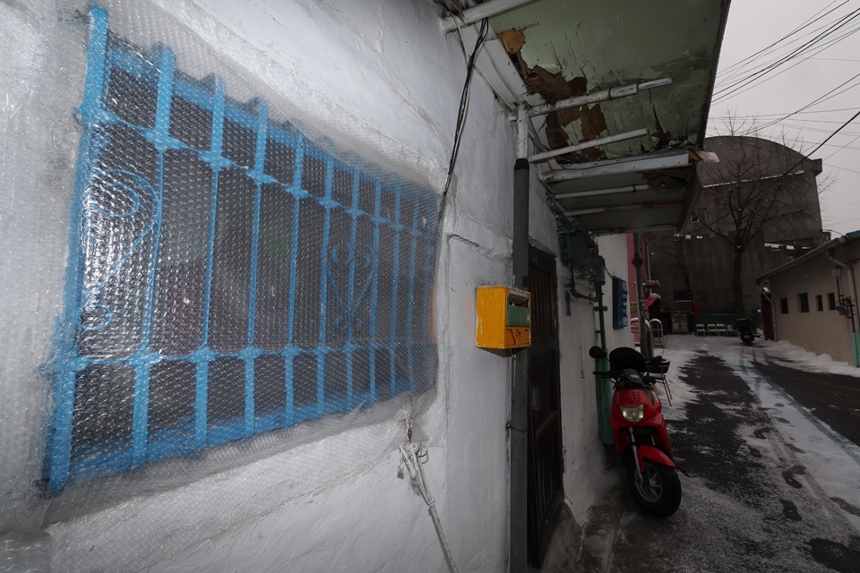 서울 용산구 동자동 한 주택의 창문이 에어캡으로 쌓여 있다.[사진=연합뉴스]