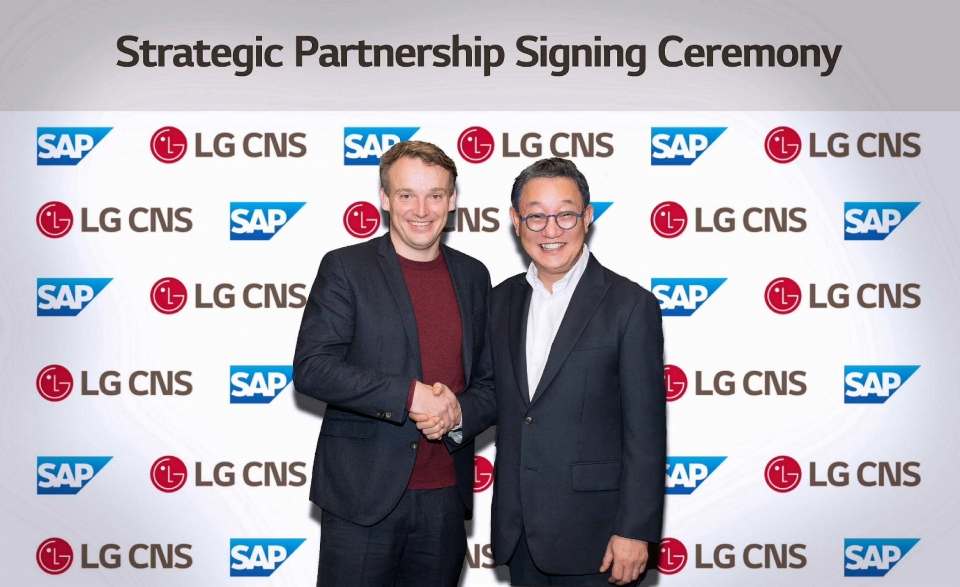LG CNS 현신균 대표(오른쪽)와 SAP 크리스찬 클라인(Christian Klein) CEO(왼쪽)가 전략적 파트너십 양해각서 체결 후 기념촬영하는 모습.[사진=LG CNS]