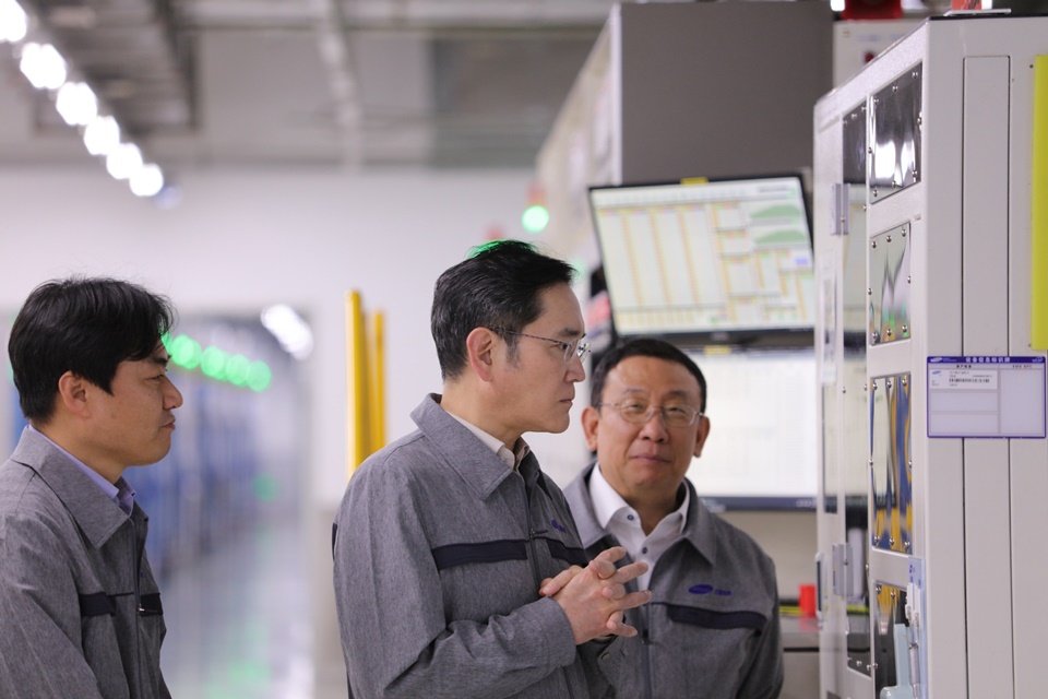 이재용 삼성전자 회장이 24일 중국 텐진에 위치한 삼성전기 사업장을 방문해 MLCC 생산 공장을 점검하고 있다.[사진=삼성전자]