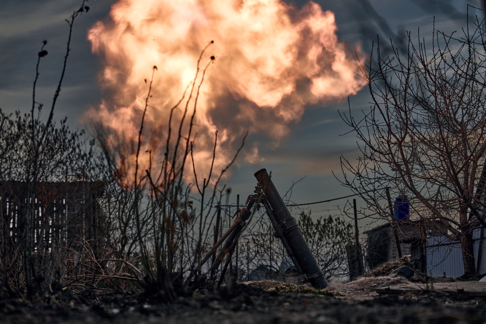 우크라이나 군인들이 지난 25일(현지 시각) 우크라이나 도네츠크 지역 바흐무트 인근 최전방 러시아 진지를 향해 박격포를 발사하고 있다. (사진=AP/연합뉴스)