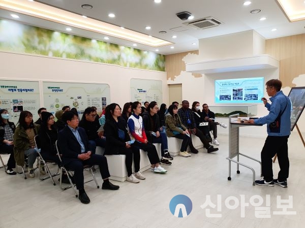 외국 지방공무원 초청연수(K2H) 프로그램에 참석한 11개국의 연수생 33명이 4월 15일 지역 활성화 사례지 견학을 위해 북방면 소매곡리에 위치한 홍천 친환경에너지타운을 방문했다.