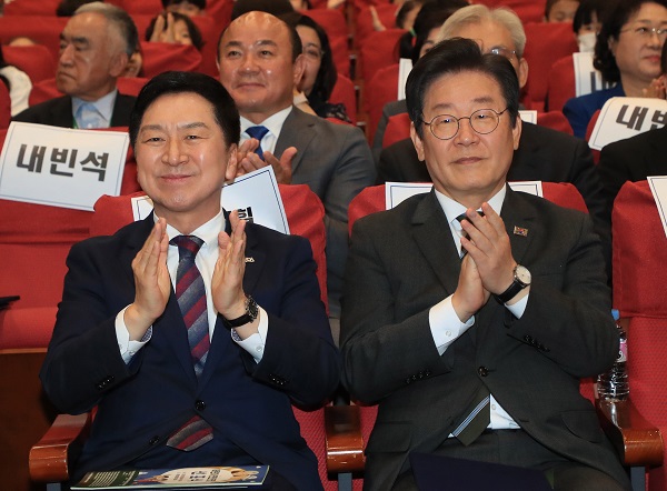 국민의힘 김기현 대표와 민주당 이재명 대표가 지난 4일 국회에서 열린 어린이 안전 헌장 선포식에 참석하고 있다. (사진=연합뉴스)