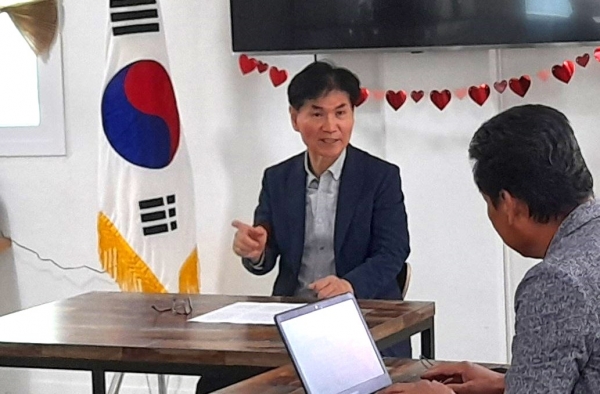 인터뷰 하고 있는 신아일보 김용만 기자.(사진=이용선 의원측)