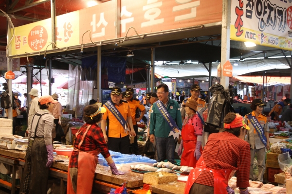 경산소방서는 18일 경산 자인시장을 방문해 ‘안전하기 좋은 날’ 캠페인 및 전통시장 장보기 행사를 운영했다.(사진=경산소방서)