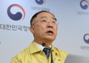 홍남기 "백화점·마트 교통유발부담금 30% 감면"