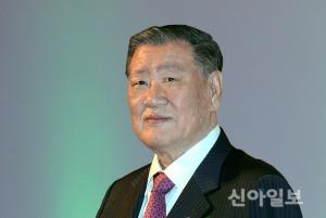 Chung Mong-koo, honorary chairman of Hyundai Motor Group, completely withdrew