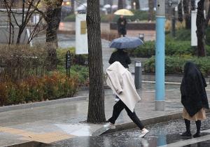 [오늘날씨] 전국 흐리다 밤부터 비… 천둥·번개에 강풍 동반