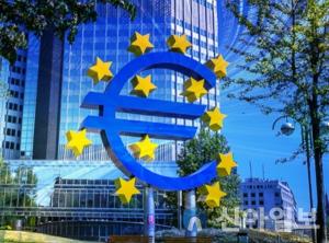 ECB 기준금리 동결…라가르드, &apos;강한 긴축 시동&apos; 美와 거리