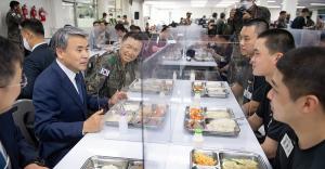 이종섭 국방부장관, 육군훈련소 방문해 장병 격려