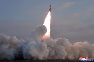 [속보] 정부성명 "北 ICBM(추정)·단거리 발사, 안보리 위반 불법행위"