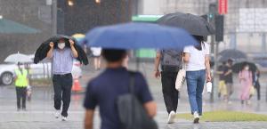 [오늘날씨] 전국 흐리고 곳곳 비… 돌풍·천둥·번개 동반