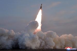 북한, 동해상으로 탄도미사일 2발 발사… 한미연합훈련 도중