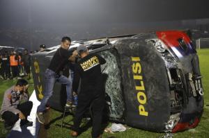 인도네시아 축구장 팬들 난입…인파에 압사, 최소 127명 사망